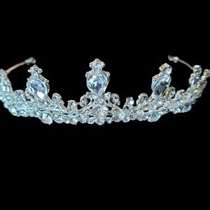 Wedding tiera silver tone and rhinestones.